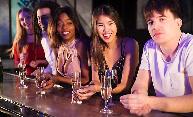 포토 JPG 서양인 응시 여자 남자 흑인 탁자 실내 서기 미소 웃음 사람 동양인 여러명 상반신 20대 성인 옆모습 30대 친구 파티 샴페인 즐거움 클럽 샴페인잔 일렬 성인만 국내포토 외국인 시선 감정 뷰포인트 가구 다수 술잔 관계 모션 주류 표정 인종 이벤트 청년 내부 장년 파일형식