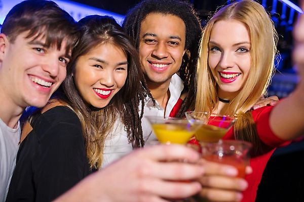 포토 JPG 서양인 응시 여자 남자 흑인 조명 실내 미소 웃음 들기 사람 동양인 여러명 상반신 20대 성인 앞모습 친구 파티 칵테일 즐거움 클럽 건배 칵테일잔 성인만 국내포토 외국인 시선 감정 뷰포인트 다수 술잔 관계 모션 주류 표정 인종 이벤트 청년 내부 파일형식