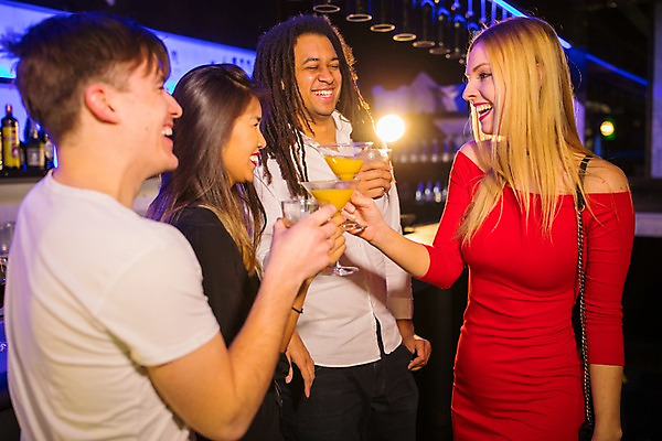 포토 JPG 서양인 응시 여자 남자 흑인 탁자 술병 조명 실내 미소 웃음 들기 사람 동양인 여러명 상반신 20대 성인 옆모습 친구 파티 마주보기 전시 칵테일 즐거움 클럽 칵테일잔 성인만 국내포토 외국인 시선 감정 뷰포인트 가구 다수 술잔 관계 모션 병_용기 주류 표정 인종 이벤트 청년 내부 파일형식