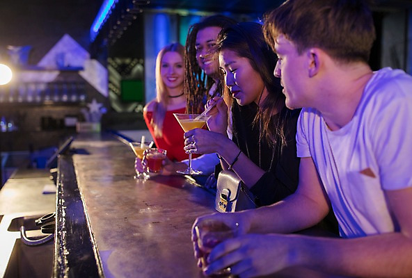 포토 JPG 서양인 응시 여자 남자 흑인 탁자 조명 실내 미소 들기 사람 동양인 여러명 상반신 20대 성인 앞모습 옆모습 친구 파티 어둠 핸드백 마시기 칵테일 즐거움 클럽 칵테일잔 성인만 국내포토 외국인 시선 감정 뷰포인트 가구 다수 술잔 가방 관계 모션 주류 표정 인종 이벤트 청년 내부 파일형식