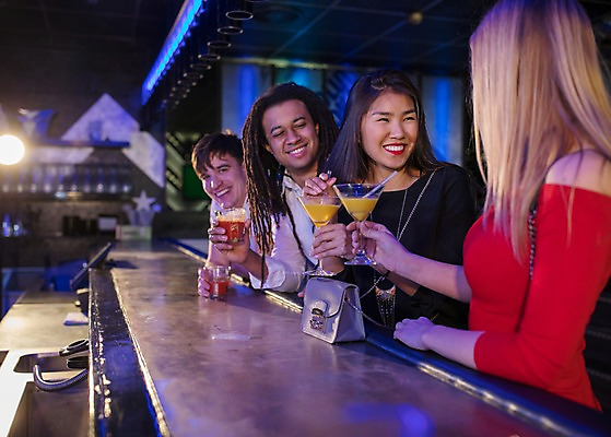 포토 JPG 서양인 응시 여자 남자 흑인 탁자 조명 실내 미소 들기 사람 동양인 여러명 상반신 20대 성인 앞모습 옆모습 친구 파티 마주보기 핸드백 칵테일 즐거움 클럽 칵테일잔 성인만 국내포토 외국인 시선 감정 뷰포인트 가구 다수 술잔 가방 관계 모션 주류 표정 인종 이벤트 청년 내부 파일형식