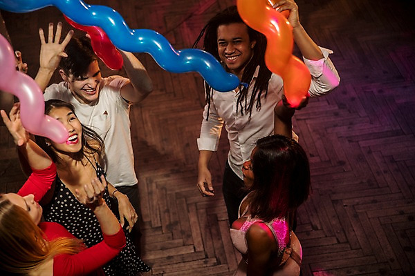 포토 JPG 서양인 응시 여자 남자 흑인 실내 미소 웃음 사람 동양인 여러명 상반신 20대 성인 친구 하이앵글 파티 올려보기 잡기 즐거움 클럽 풍선 성인만 국내포토 외국인 시선 감정 뷰포인트 다수 관계 모션 표정 인종 이벤트 청년 내부 파일형식