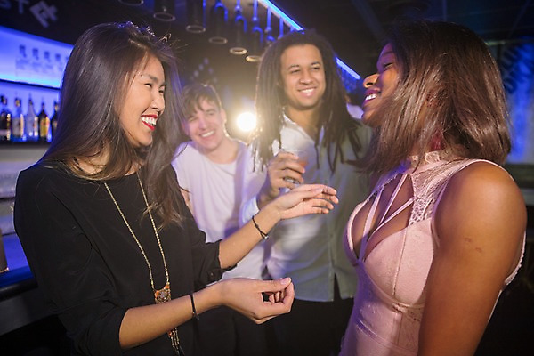 포토 JPG 서양인 응시 여자 남자 흑인 술병 조명 실내 대화 미소 사람 동양인 여러명 상반신 20대 성인 앞모습 옆모습 30대 친구 파티 마주보기 전시 즐거움 클럽 성인만 국내포토 외국인 시선 감정 뷰포인트 다수 관계 모션 병_용기 주류 표정 말하기 인종 이벤트 청년 내부 장년 파일형식