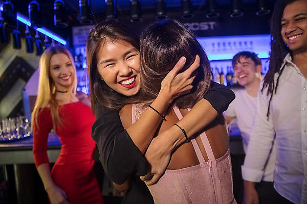 포토 JPG 서양인 여자 남자 흑인 포옹 술병 조명 실내 미소 웃음 사람 동양인 여러명 상반신 20대 성인 앞모습 뒷모습 30대 친구 파티 전시 즐거움 클럽 성인만 국내포토 외국인 감정 뷰포인트 다수 관계 안기 병_용기 주류 표정 인종 이벤트 청년 내부 장년 파일형식