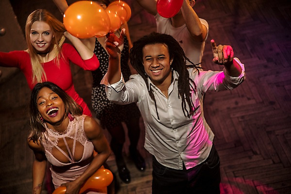 포토 JPG 서양인 응시 여자 남자 흑인 실내 미소 웃음 사람 동양인 여러명 상반신 20대 성인 앞모습 30대 친구 하이앵글 파티 손들기 올려보기 즐거움 클럽 풍선 성인만 국내포토 외국인 시선 감정 뷰포인트 다수 관계 모션 표정 인종 이벤트 청년 내부 장년 파일형식