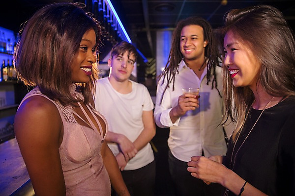 포토 JPG 서양인 응시 여자 남자 흑인 술병 조명 실내 대화 미소 들기 사람 동양인 여러명 상반신 20대 성인 앞모습 옆모습 30대 친구 파티 마주보기 즐거움 클럽 칵테일잔 성인만 국내포토 외국인 시선 감정 뷰포인트 다수 술잔 관계 모션 병_용기 주류 표정 말하기 인종 이벤트 청년 내부 장년 파일형식