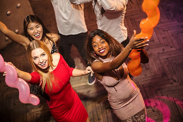 포토 JPG 서양인 응시 여자 남자 흑인 조명 실내 미소 웃음 들기 사람 동양인 여러명 상반신 20대 성인 앞모습 옆모습 30대 친구 하이앵글 파티 올려보기 하반신 잡기 즐거움 클럽 풍선 성인만 국내포토 외국인 시선 감정 뷰포인트 다수 관계 모션 표정 인종 이벤트 청년 내부 장년 파일형식