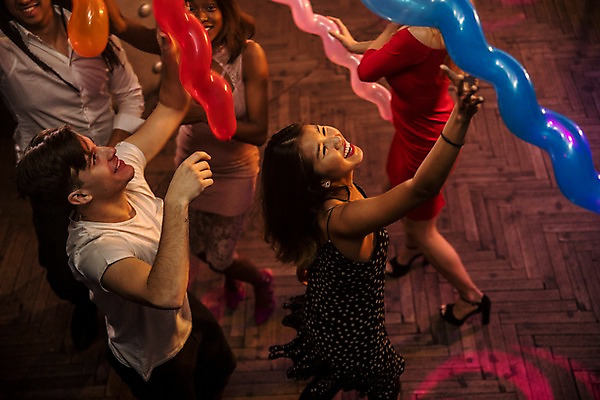 포토 JPG 전신 서양인 응시 여자 남자 흑인 조명 실내 미소 웃음 들기 사람 동양인 여러명 20대 성인 앞모습 옆모습 친구 파티 잡기 즐거움 클럽 풍선 성인만 국내포토 외국인 시선 감정 뷰포인트 다수 관계 모션 표정 인종 이벤트 청년 내부 파일형식