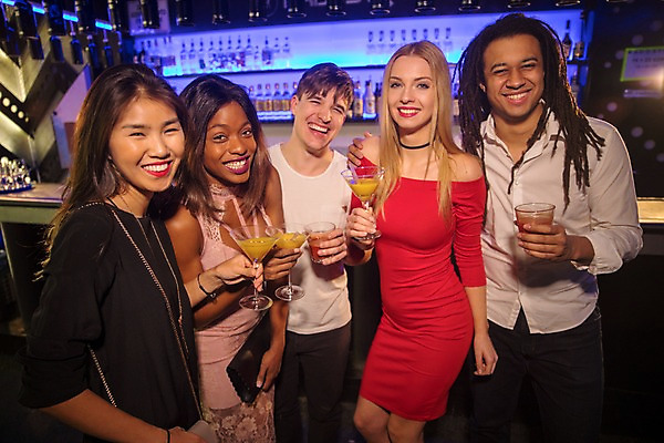 포토 JPG 서양인 응시 원피스 여자 남자 흑인 술병 조명 실내 미소 웃음 들기 사람 동양인 여러명 상반신 20대 성인 앞모습 옆모습 친구 파티 전시 핸드백 즐거움 클럽 칵테일잔 성인만 국내포토 외국인 시선 옷 감정 뷰포인트 다수 술잔 가방 관계 모션 병_용기 주류 표정 인종 이벤트 청년 내부 파일형식