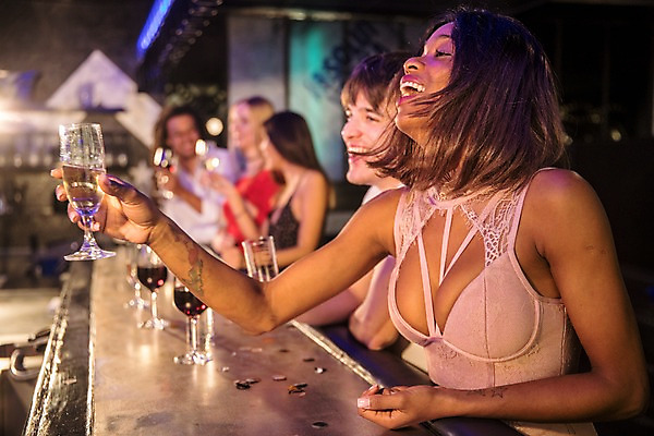 포토 JPG 서양인 응시 여자 남자 흑인 와인잔 탁자 조명 실내 대화 미소 웃음 들기 사람 동양인 여러명 상반신 20대 성인 옆모습 30대 친구 파티 샴페인 즐거움 클럽 샴페인잔 성인만 국내포토 외국인 시선 감정 뷰포인트 가구 다수 술잔 관계 모션 주류 표정 말하기 인종 이벤트 청년 내부 장년 파일형식