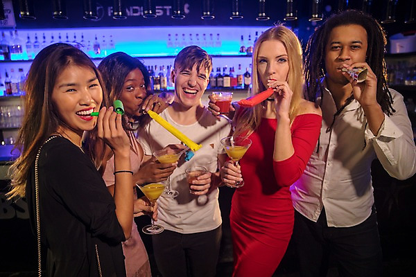 포토 JPG 서양인 응시 여자 남자 흑인 술병 조명 실내 미소 웃음 들기 사람 동양인 여러명 상반신 20대 성인 앞모습 옆모습 30대 친구 파티 전시 불기 즐거움 파티용품 클럽 칵테일잔 성인만 국내포토 외국인 시선 감정 뷰포인트 다수 술잔 관계 모션 병_용기 주류 표정 인종 이벤트 청년 내부 장년 이벤트용품 파일형식