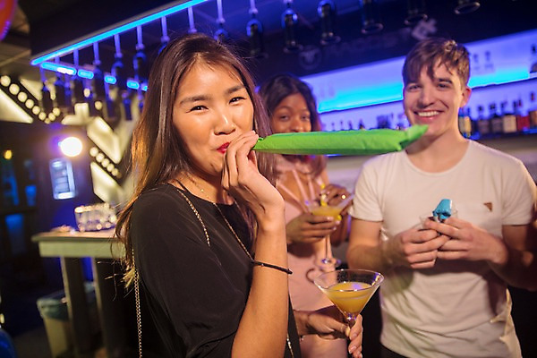 포토 JPG 서양인 응시 여자 남자 흑인 술병 조명 실내 미소 들기 사람 동양인 상반신 20대 성인 앞모습 옆모습 세명 30대 친구 파티 전시 불기 즐거움 파티용품 클럽 칵테일잔 성인만 국내포토 외국인 시선 감정 뷰포인트 술잔 관계 모션 병_용기 주류 표정 인종 이벤트 청년 내부 장년 이벤트용품 파일형식