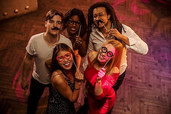 포토 JPG 서양인 응시 여자 남자 안경 흑인 조명 실내 서기 미소 웃음 사람 동양인 여러명 상반신 20대 성인 앞모습 옆모습 30대 친구 하이앵글 분장 파티 올려보기 하트 콧수염 즐거움 클럽 성인만 국내포토 모양 외국인 시선 잡화 감정 뷰포인트 다수 관계 모션 수염 표정 인종 이벤트 청년 내부 장년 파일형식