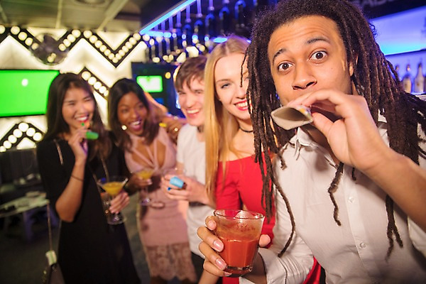 포토 JPG 서양인 응시 여자 남자 흑인 조명 실내 미소 웃음 들기 사람 동양인 여러명 상반신 20대 성인 앞모습 30대 친구 파티 불기 즐거움 파티용품 클럽 칵테일잔 성인만 국내포토 외국인 시선 감정 뷰포인트 다수 술잔 관계 모션 표정 인종 이벤트 청년 내부 장년 이벤트용품 파일형식