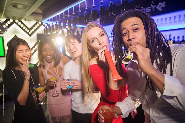 포토 JPG 서양인 응시 여자 남자 흑인 술병 조명 실내 미소 웃음 들기 사람 동양인 여러명 상반신 20대 성인 앞모습 30대 친구 파티 전시 불기 즐거움 파티용품 클럽 칵테일잔 성인만 국내포토 외국인 시선 감정 뷰포인트 다수 술잔 관계 모션 병_용기 주류 표정 인종 이벤트 청년 내부 장년 이벤트용품 파일형식