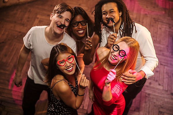 포토 JPG 서양인 여자 남자 안경 흑인 조명 실내 미소 웃음 사람 동양인 여러명 상반신 20대 성인 앞모습 옆모습 30대 친구 하이앵글 분장 파티 올려보기 콧수염 즐거움 클럽 성인만 국내포토 외국인 잡화 감정 뷰포인트 다수 관계 모션 수염 표정 인종 이벤트 청년 내부 장년 파일형식