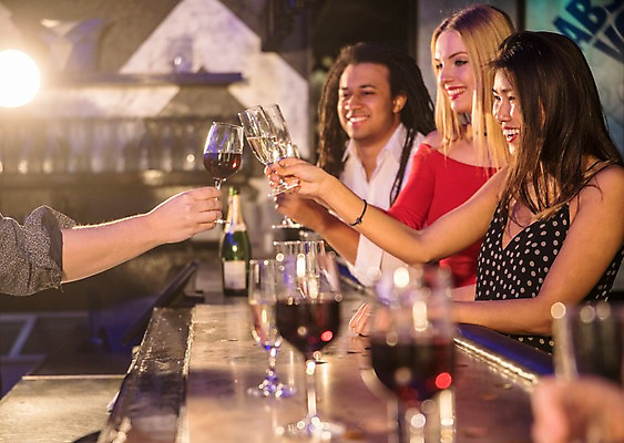 포토 JPG 서양인 응시 여자 남자 흑인 와인잔 탁자 조명 잔 실내 미소 웃음 사람 동양인 여러명 상반신 20대 성인 옆모습 친구 파티 샴페인 즐거움 클럽 건배 샴페인잔 성인만 국내포토 외국인 식기 시선 감정 뷰포인트 가구 다수 술잔 관계 주류 표정 인종 이벤트 청년 내부 파일형식