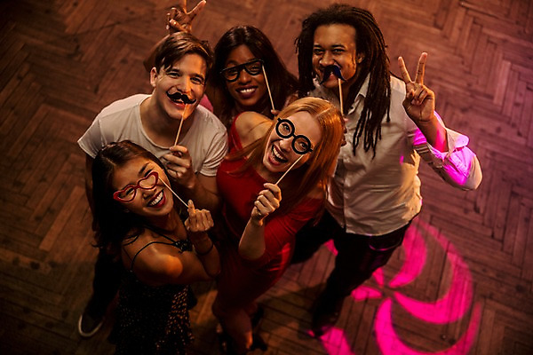 포토 JPG 전신 서양인 응시 여자 남자 안경 흑인 조명 실내 웃음 사람 동양인 여러명 20대 성인 앞모습 옆모습 친구 하이앵글 분장 파티 올려보기 콧수염 즐거움 클럽 브이 성인만 국내포토 외국인 시선 잡화 감정 뷰포인트 다수 관계 모션 수염 표정 인종 손짓 이벤트 청년 내부 파일형식