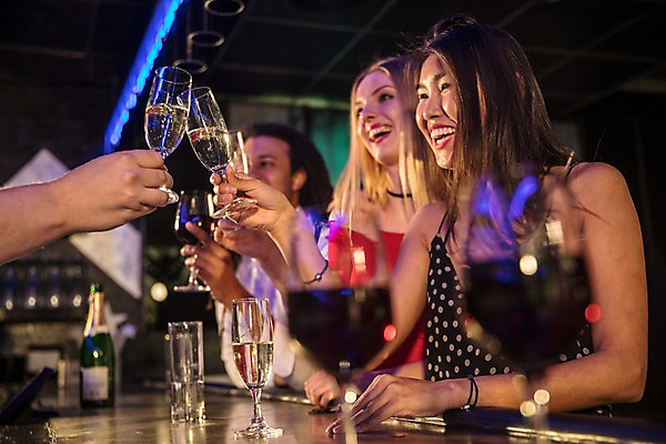 포토 JPG 서양인 여자 남자 흑인 와인잔 탁자 조명 실내 웃음 사람 동양인 여러명 상반신 20대 성인 옆모습 친구 파티 샴페인 즐거움 클럽 건배 샴페인잔 성인만 국내포토 외국인 감정 뷰포인트 가구 다수 술잔 관계 주류 표정 인종 이벤트 청년 내부 파일형식