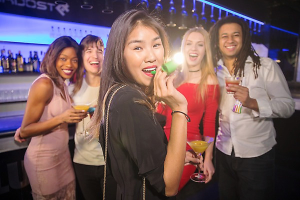 포토 JPG 서양인 응시 여자 남자 흑인 술잔 술병 조명 실내 서기 미소 웃음 들기 사람 동양인 여러명 상반신 20대 성인 앞모습 옆모습 30대 친구 파티 전시 불기 즐거움 파티용품 클럽 칵테일잔 성인만 국내포토 외국인 시선 감정 뷰포인트 다수 관계 모션 병_용기 잔 주류 표정 인종 이벤트 청년 내부 장년 이벤트용품 파일형식