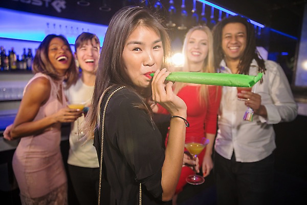 포토 JPG 서양인 여자 남자 흑인 술병 조명 실내 미소 웃음 들기 사람 동양인 여러명 상반신 20대 성인 앞모습 옆모습 30대 친구 파티 불기 즐거움 파티용품 클럽 칵테일잔 성인만 국내포토 외국인 감정 뷰포인트 다수 술잔 관계 모션 병_용기 주류 표정 인종 이벤트 청년 내부 장년 이벤트용품 파일형식