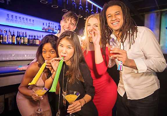 포토 JPG 서양인 응시 여자 남자 흑인 술잔 술병 조명 실내 미소 웃음 들기 사람 동양인 여러명 상반신 20대 성인 앞모습 30대 친구 파티 전시 칵테일 불기 즐거움 파티용품 클럽 칵테일잔 성인만 국내포토 외국인 시선 감정 뷰포인트 다수 관계 모션 병_용기 잔 주류 표정 인종 이벤트 청년 내부 장년 이벤트용품 파일형식