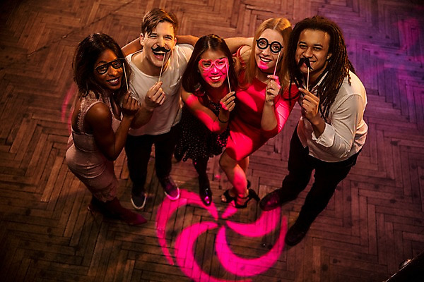 포토 JPG 전신 서양인 여자 남자 안경 흑인 조명 실내 서기 미소 웃음 사람 동양인 여러명 20대 성인 앞모습 옆모습 30대 친구 하이앵글 분장 파티 올려보기 하트 콧수염 즐거움 클럽 국내포토 모양 외국인 잡화 감정 뷰포인트 다수 관계 모션 수염 표정 인종 이벤트 청년 내부 장년 파일형식