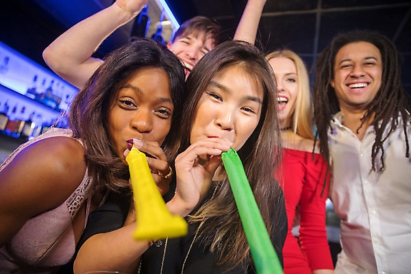 포토 JPG 서양인 응시 여자 남자 흑인 조명 실내 미소 사람 동양인 여러명 상반신 20대 성인 앞모습 30대 친구 파티 불기 즐거움 파티용품 클럽 성인만 국내포토 외국인 시선 감정 뷰포인트 다수 관계 모션 표정 인종 이벤트 청년 내부 장년 이벤트용품 파일형식