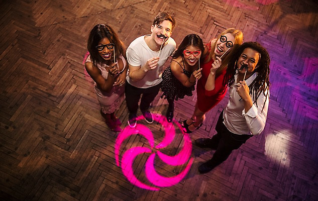 포토 JPG 전신 서양인 응시 여자 남자 안경 흑인 조명 실내 서기 미소 웃음 사람 동양인 여러명 20대 성인 앞모습 옆모습 30대 친구 하이앵글 분장 파티 올려보기 콧수염 즐거움 클럽 성인만 국내포토 외국인 시선 잡화 감정 뷰포인트 다수 관계 모션 수염 표정 인종 이벤트 청년 내부 장년 파일형식