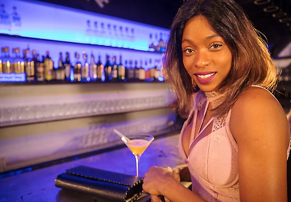 포토 JPG 응시 여자 흑인 술병 조명 실내 한명 미소 사람 상반신 성인 옆모습 30대 파티 전시 핸드백 칵테일 클럽 칵테일잔 성인여자한명만 국내포토 서양인 1 시선 뷰포인트 술잔 가방 병_용기 주류 표정 이벤트 내부 장년 여자한명만 성인여자만 파일형식