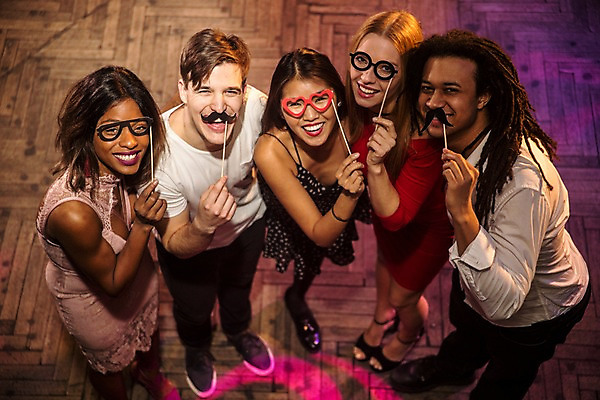 포토 JPG 전신 서양인 응시 여자 남자 안경 흑인 조명 실내 미소 웃음 사람 동양인 여러명 20대 성인 앞모습 옆모습 30대 친구 하이앵글 분장 파티 올려보기 콧수염 즐거움 클럽 성인만 국내포토 외국인 시선 잡화 감정 뷰포인트 다수 관계 모션 수염 표정 인종 이벤트 청년 내부 장년 파일형식