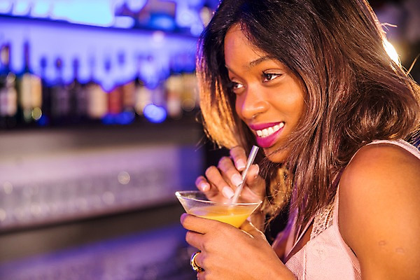 포토 JPG 응시 여자 흑인 술병 조명 실내 빨대 한명 미소 들기 사람 상반신 성인 옆모습 30대 파티 전시 마시기 칵테일 클럽 칵테일잔 성인여자한명만 국내포토 서양인 1 시선 뷰포인트 술잔 모션 병_용기 주류 표정 이벤트 내부 장년 여자한명만 성인여자만 파일형식