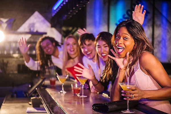 포토 JPG 서양인 응시 여자 남자 흑인 탁자 조명 실내 미소 사람 동양인 여러명 상반신 20대 성인 앞모습 30대 친구 파티 손들기 마시기 칵테일 즐거움 클럽 손인사 성인만 국내포토 외국인 시선 감정 뷰포인트 가구 다수 관계 모션 주류 표정 인종 이벤트 청년 내부 장년 인사 파일형식