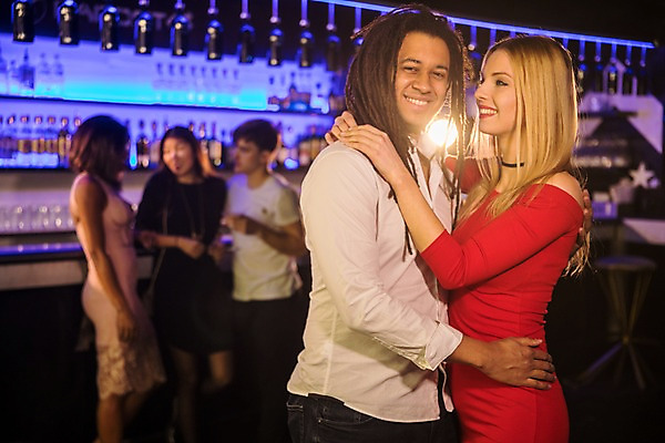 포토 JPG 전신 서양인 커플 응시 여자 남자 흑인 안기 탁자 술병 조명 실내 대화 미소 사람 동양인 여러명 상반신 20대 성인 앞모습 옆모습 30대 파티 기댐 전시 즐거움 클럽 성인만 국내포토 외국인 시선 감정 뷰포인트 가구 다수 관계 모션 병_용기 주류 표정 말하기 인종 이벤트 청년 내부 장년 파일형식