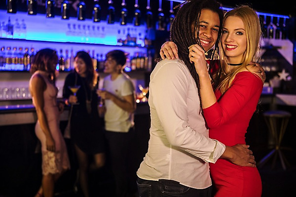 포토 JPG 전신 서양인 커플 응시 여자 남자 흑인 안기 술병 조명 실내 대화 서기 미소 사람 동양인 여러명 상반신 20대 성인 앞모습 옆모습 30대 파티 기댐 여러개 전시 즐거움 클럽 성인만 국내포토 외국인 시선 감정 뷰포인트 다수 관계 모션 병_용기 주류 표정 말하기 인종 이벤트 청년 내부 장년 파일형식