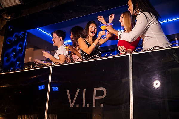 포토 JPG 서양인 응시 여자 남자 로우앵글 흑인 술잔 조명 실내 미소 들기 사람 동양인 여러명 상반신 20대 성인 앞모습 옆모습 30대 친구 파티 손들기 마시기 칵테일 즐거움 클럽 건배 2층 성인만 국내포토 외국인 시선 감정 뷰포인트 다수 관계 모션 잔 주류 표정 인종 이벤트 청년 내부 장년 층 파일형식