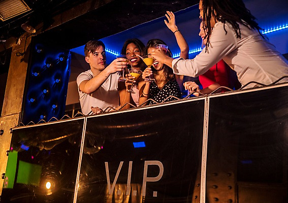 포토 JPG 서양인 응시 여자 남자 로우앵글 흑인 술잔 조명 실내 미소 사람 동양인 여러명 상반신 20대 성인 앞모습 옆모습 30대 친구 파티 손들기 즐거움 클럽 건배 칵테일잔 2층 성인만 국내포토 외국인 시선 감정 뷰포인트 다수 관계 모션 잔 표정 인종 이벤트 청년 내부 장년 층 파일형식