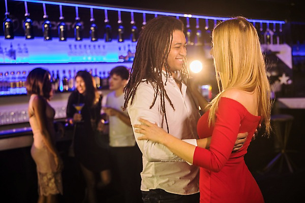 포토 JPG 전신 서양인 커플 여자 남자 흑인 안기 술병 조명 실내 대화 미소 사람 동양인 여러명 상반신 20대 성인 앞모습 옆모습 30대 파티 마주보기 전시 즐거움 클럽 성인만 국내포토 외국인 감정 뷰포인트 다수 관계 모션 병_용기 주류 표정 말하기 인종 이벤트 청년 내부 장년 파일형식