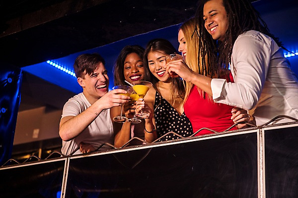 포토 JPG 서양인 응시 여자 남자 흑인 술잔 조명 실내 미소 사람 동양인 여러명 상반신 20대 성인 앞모습 30대 친구 파티 즐거움 클럽 건배 칵테일잔 성인만 국내포토 외국인 시선 감정 뷰포인트 다수 관계 잔 표정 인종 이벤트 청년 내부 장년 파일형식