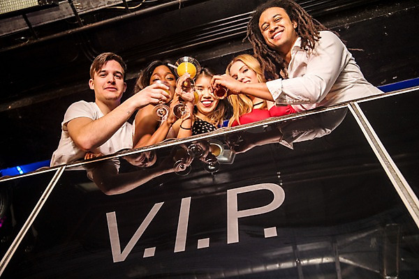 포토 JPG 서양인 여자 남자 로우앵글 흑인 술잔 실내 미소 들기 사람 동양인 여러명 상반신 20대 성인 앞모습 30대 친구 파티 즐거움 클럽 건배 칵테일잔 2층 성인만 내려보기 국내포토 외국인 감정 뷰포인트 다수 관계 모션 잔 표정 인종 이벤트 청년 내부 장년 층 파일형식