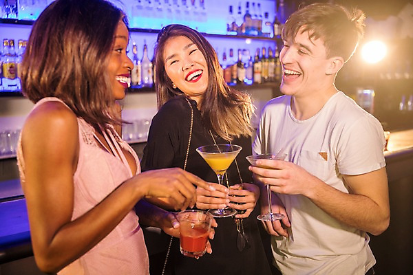 포토 JPG 서양인 응시 여자 남자 흑인 술잔 술병 조명 실내 대화 웃음 들기 사람 동양인 상반신 20대 성인 앞모습 옆모습 세명 30대 친구 파티 즐거움 클럽 칵테일잔 성인만 국내포토 외국인 시선 감정 뷰포인트 관계 모션 병_용기 잔 주류 표정 말하기 인종 이벤트 청년 내부 장년 파일형식