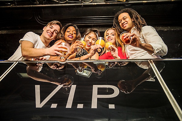 포토 JPG 서양인 응시 여자 남자 로우앵글 흑인 술잔 실내 미소 들기 사람 동양인 여러명 상반신 20대 성인 앞모습 30대 친구 파티 샴페인 즐거움 클럽 샴페인잔 칵테일잔 2층 성인만 내려보기 국내포토 외국인 시선 감정 뷰포인트 다수 관계 모션 잔 주류 표정 인종 이벤트 청년 내부 장년 층 파일형식