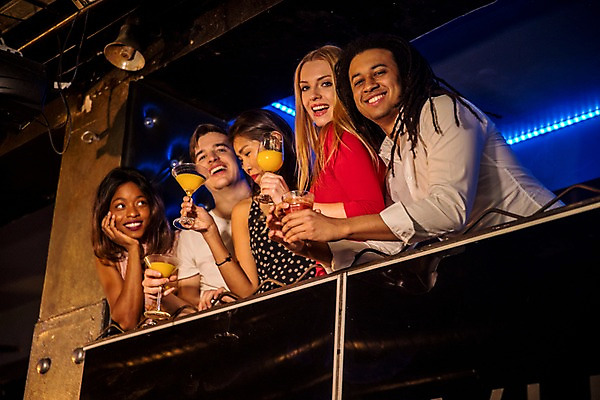 포토 JPG 서양인 응시 여자 남자 로우앵글 흑인 조명 실내 미소 들기 사람 동양인 여러명 상반신 20대 성인 앞모습 옆모습 30대 친구 파티 샴페인 즐거움 클럽 샴페인잔 칵테일잔 2층 성인만 국내포토 외국인 시선 감정 뷰포인트 다수 술잔 관계 모션 주류 표정 인종 이벤트 청년 내부 장년 층 파일형식