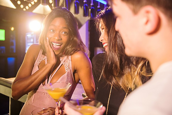 포토 JPG 서양인 응시 여자 남자 흑인 조명 실내 대화 미소 들기 사람 동양인 상반신 20대 성인 앞모습 옆모습 세명 30대 친구 파티 즐거움 클럽 칵테일잔 성인만 국내포토 외국인 시선 감정 뷰포인트 술잔 관계 모션 표정 말하기 인종 이벤트 청년 내부 장년 파일형식