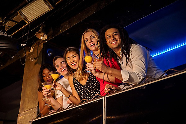 포토 JPG 서양인 응시 여자 남자 로우앵글 흑인 조명 실내 미소 웃음 들기 사람 동양인 여러명 상반신 20대 성인 앞모습 30대 친구 파티 샴페인 즐거움 클럽 샴페인잔 칵테일잔 2층 성인만 국내포토 외국인 시선 감정 뷰포인트 다수 술잔 관계 모션 주류 표정 인종 이벤트 청년 내부 장년 층 파일형식