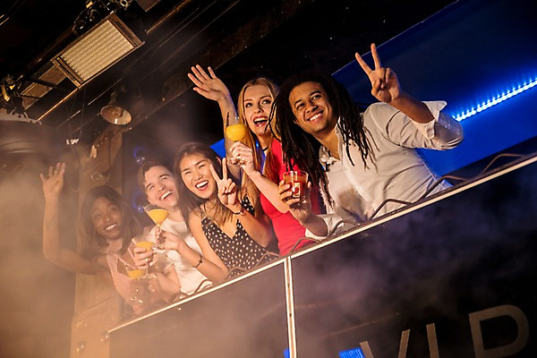 포토 JPG 서양인 응시 여자 남자 로우앵글 흑인 조명 실내 미소 들기 사람 동양인 여러명 상반신 20대 성인 앞모습 30대 친구 파티 샴페인 즐거움 클럽 샴페인잔 브이 칵테일잔 2층 성인만 국내포토 외국인 시선 감정 뷰포인트 다수 술잔 관계 모션 주류 표정 인종 손짓 이벤트 청년 내부 장년 층 파일형식