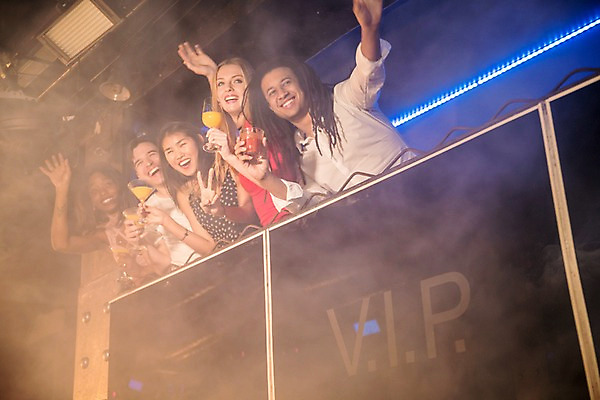 포토 JPG 서양인 여자 남자 로우앵글 흑인 조명 실내 미소 들기 사람 동양인 여러명 상반신 20대 성인 앞모습 30대 친구 파티 가리킴 인사 샴페인 즐거움 클럽 샴페인잔 칵테일잔 손인사 성인만 국내포토 외국인 감정 뷰포인트 다수 술잔 관계 모션 주류 표정 인종 손짓 이벤트 청년 내부 장년 예절 파일형식