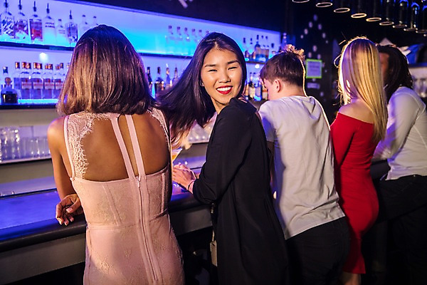 포토 JPG 서양인 응시 여자 남자 흑인 술병 조명 실내 서기 미소 사람 동양인 여러명 상반신 20대 성인 뒷모습 30대 친구 파티 전시 뒤돌아보기 즐거움 클럽 성인만 국내포토 외국인 시선 감정 뷰포인트 다수 관계 모션 병_용기 주류 표정 인종 이벤트 청년 내부 장년 파일형식