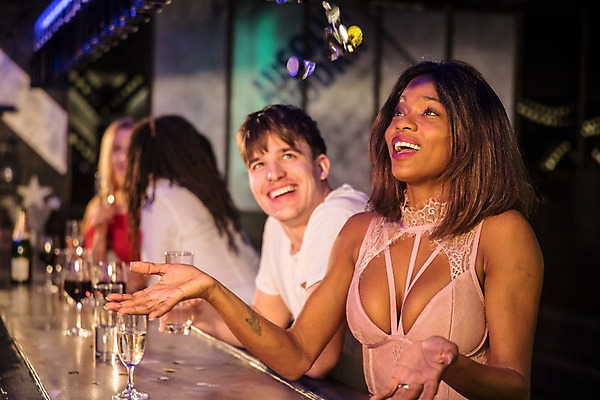 포토 JPG 서양인 응시 여자 남자 흑인 술잔 조명 실내 미소 사람 동양인 여러명 상반신 20대 성인 앞모습 옆모습 뒷모습 30대 친구 파티 손들기 샴페인 즐거움 클럽 샴페인잔 성인만 국내포토 외국인 시선 감정 뷰포인트 다수 관계 모션 잔 주류 표정 인종 이벤트 청년 내부 장년 파일형식