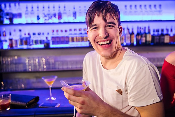 포토 JPG 서양인 응시 남자 술병 조명 실내 한명 미소 들기 사람 상반신 20대 성인 앞모습 파티 전시 칵테일 즐거움 클럽 성인남자한명만 국내포토 외국인 1 시선 감정 뷰포인트 모션 병_용기 주류 표정 이벤트 청년 내부 남자한명만 성인남자만 파일형식